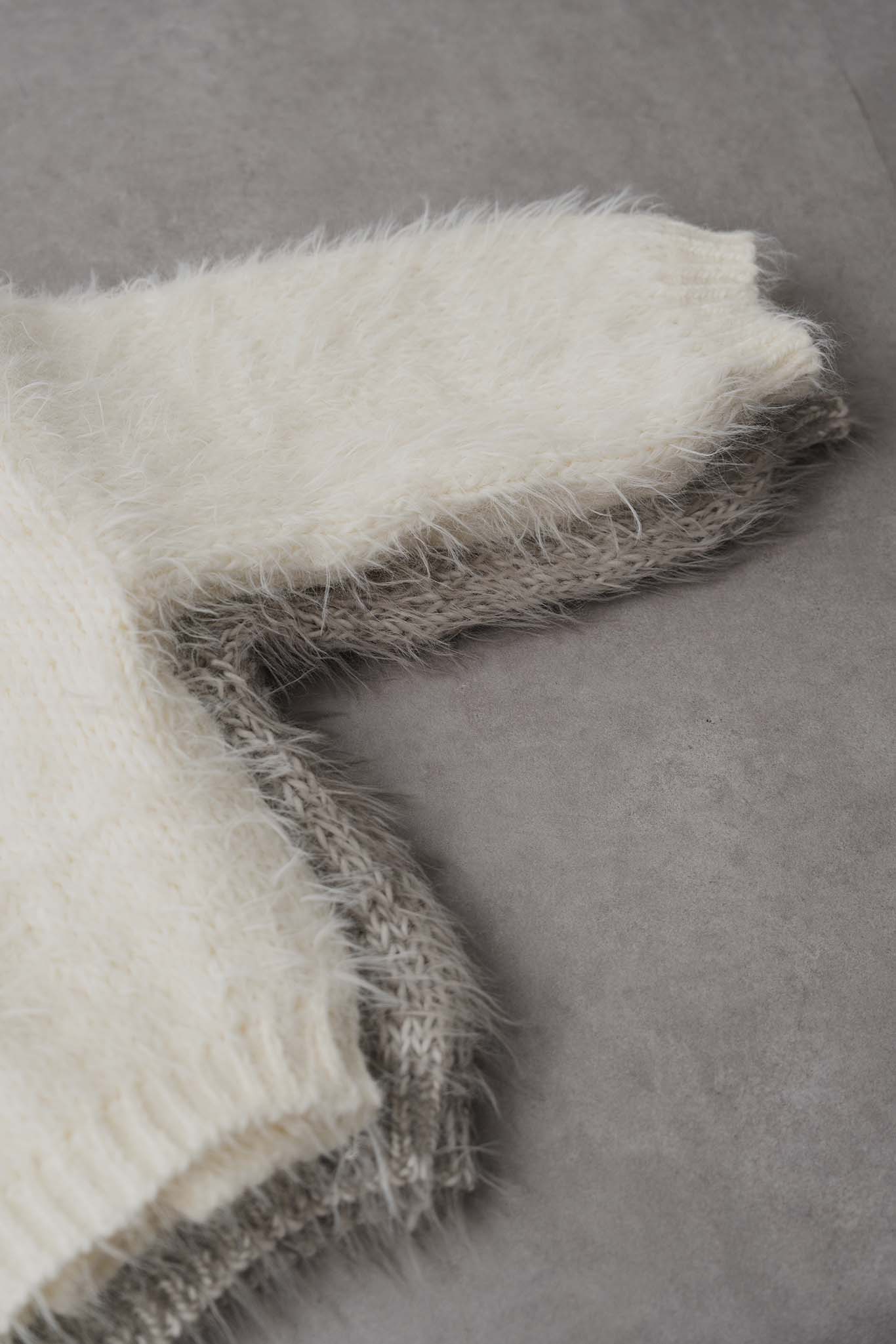 Vネックフェザーヤーンニット