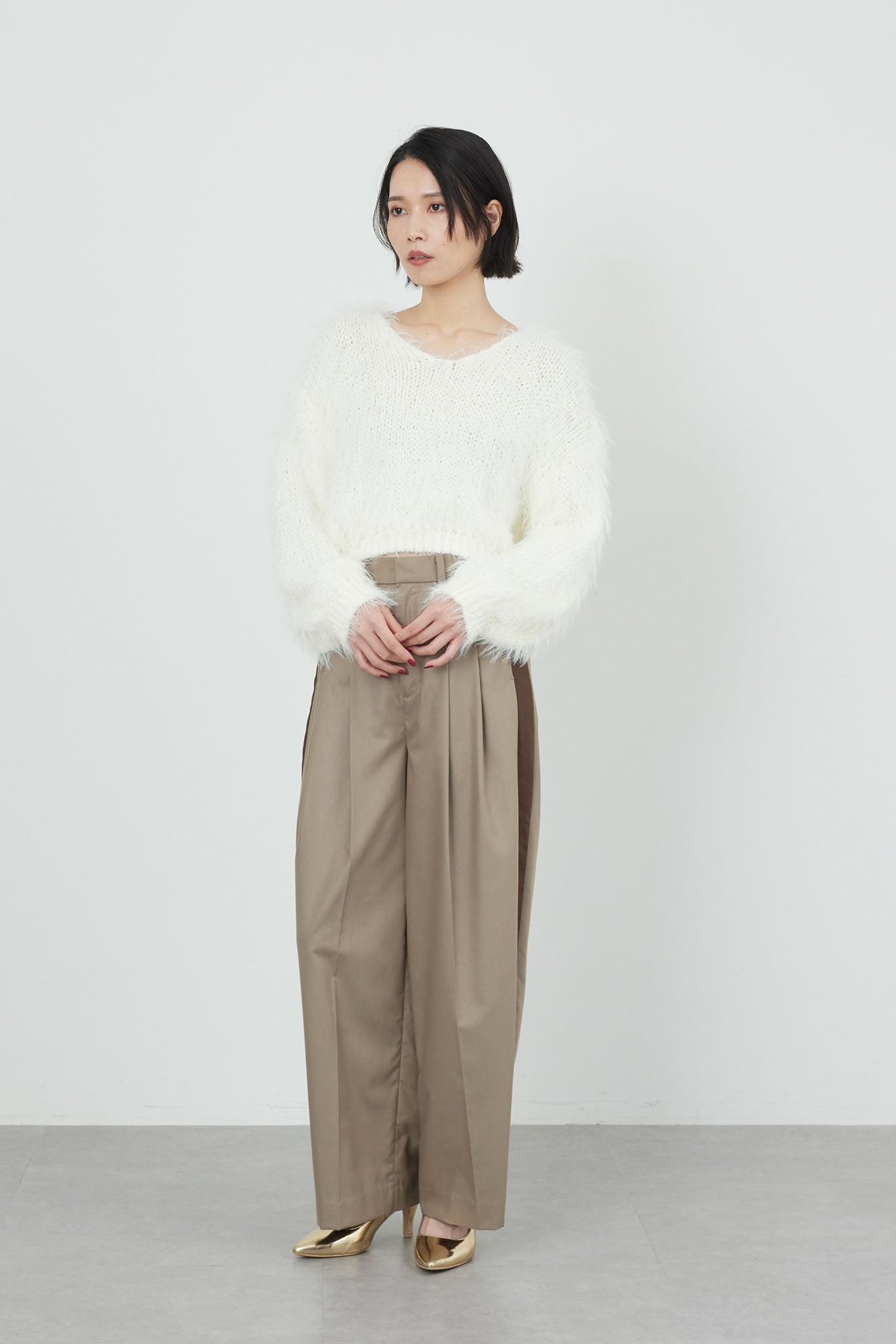 Vネックフェザーヤーンニット