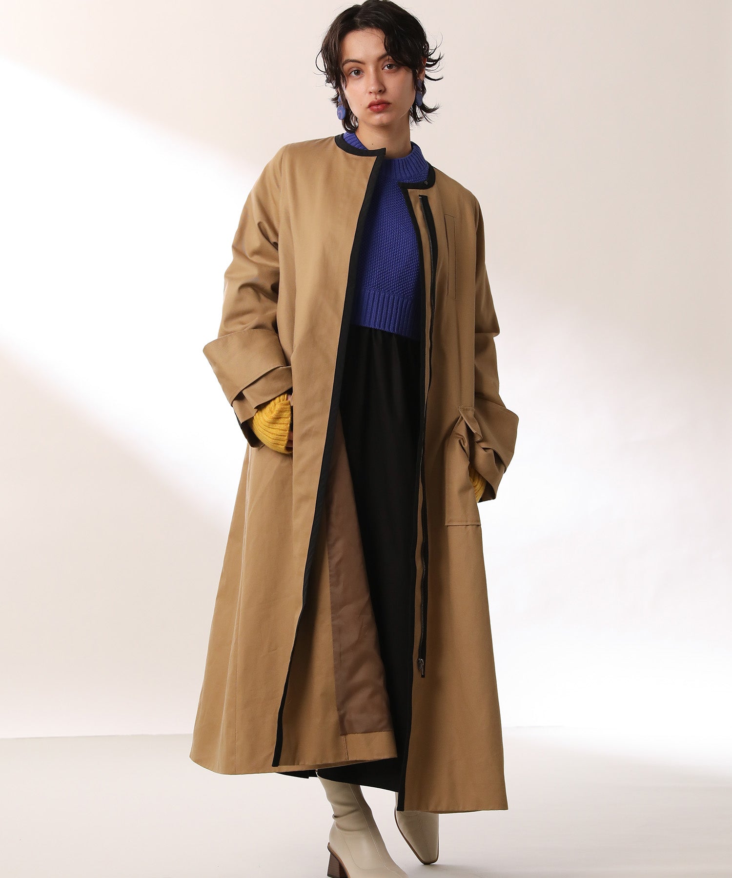 Color-matched piping no-collar coat