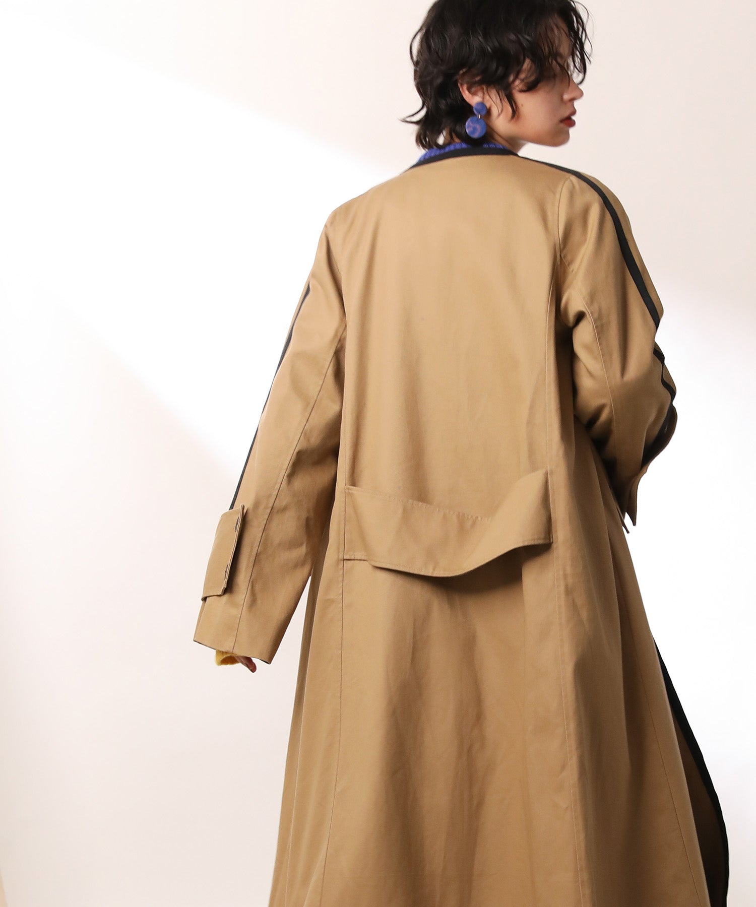 Color-matched piping no-collar coat