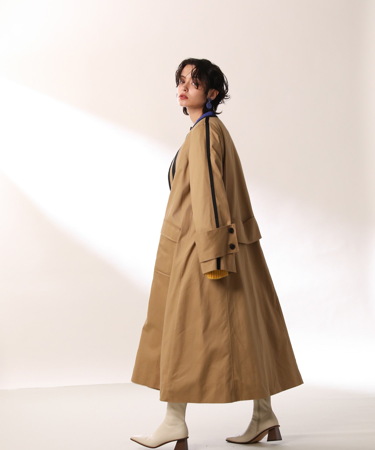 Color-matched piping no-collar coat
