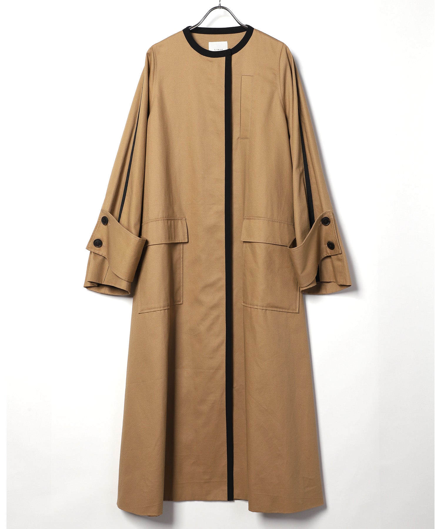 Color-matched piping no-collar coat