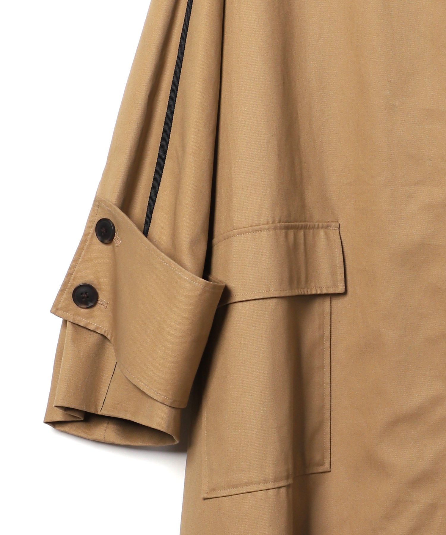Color-matched piping no-collar coat