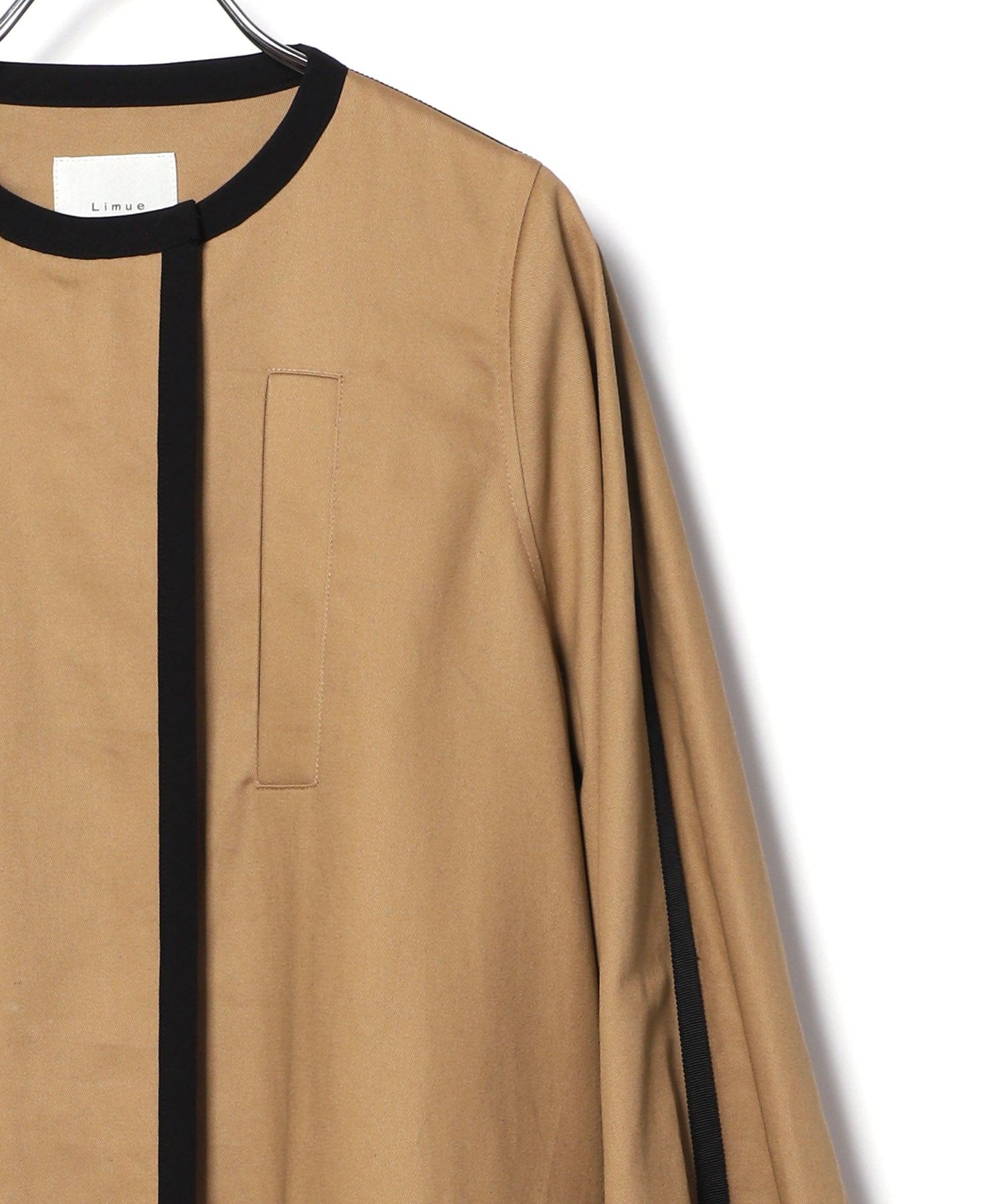Color-matched piping no-collar coat