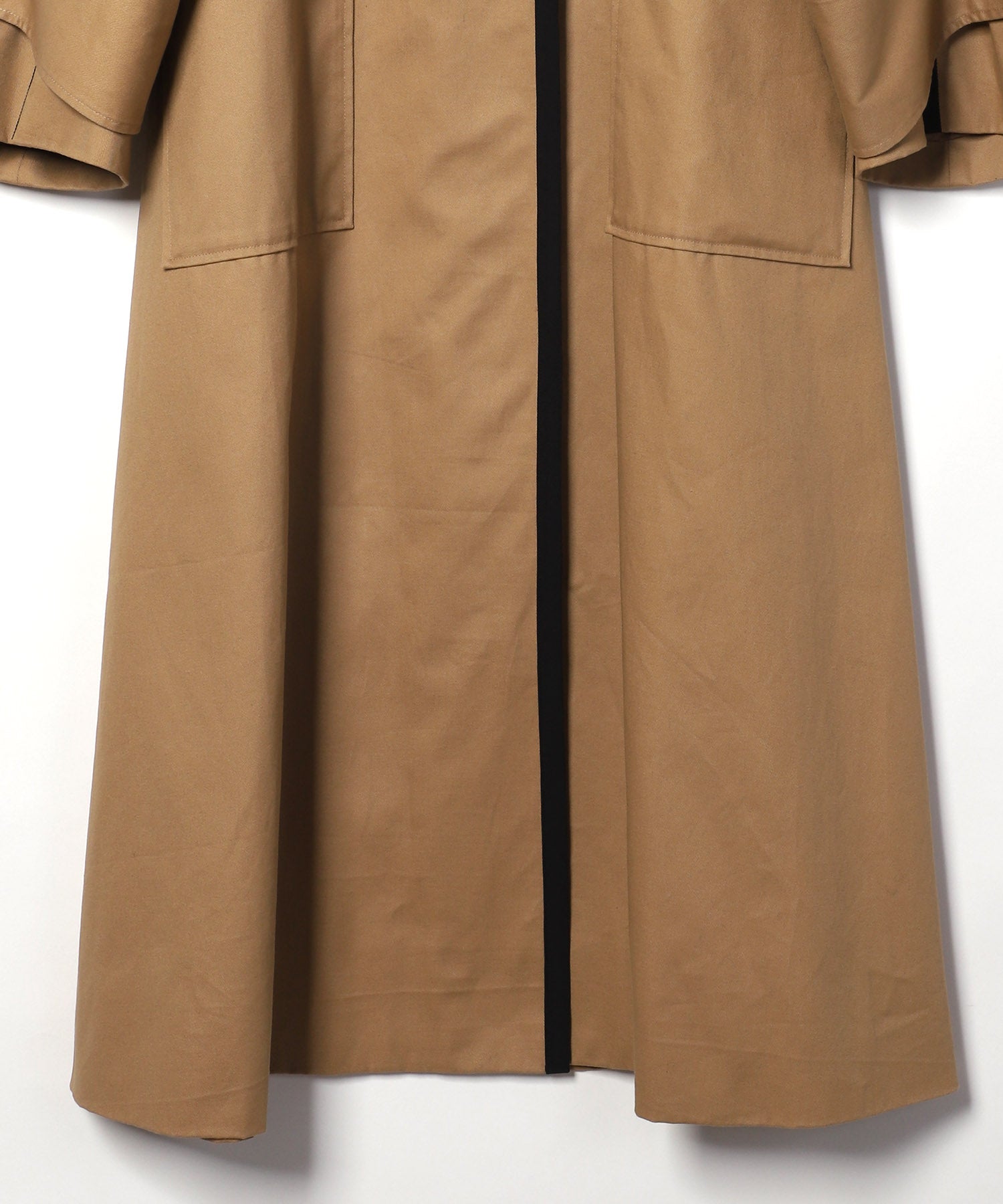 Color-matched piping no-collar coat