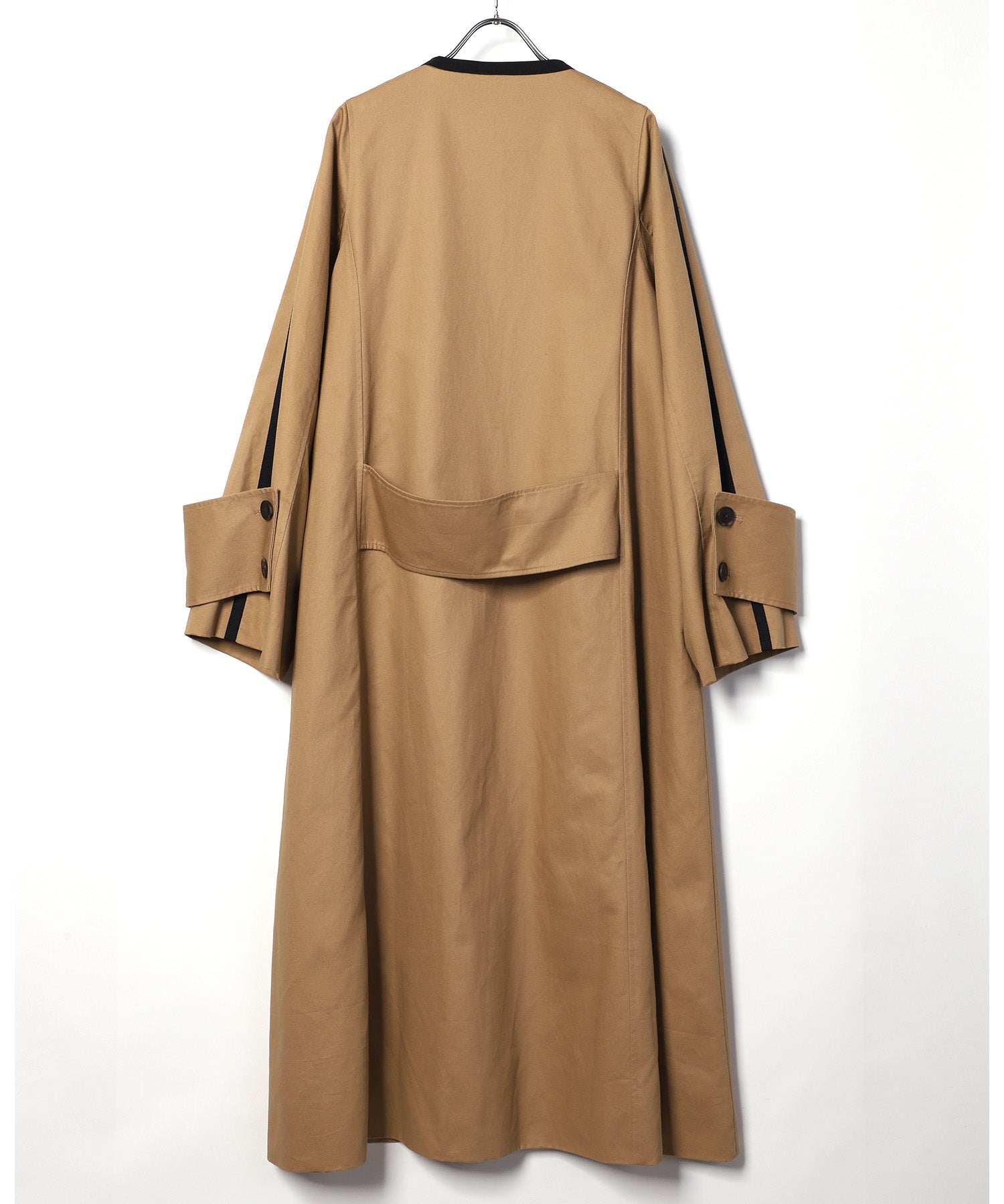 Color-matched piping no-collar coat