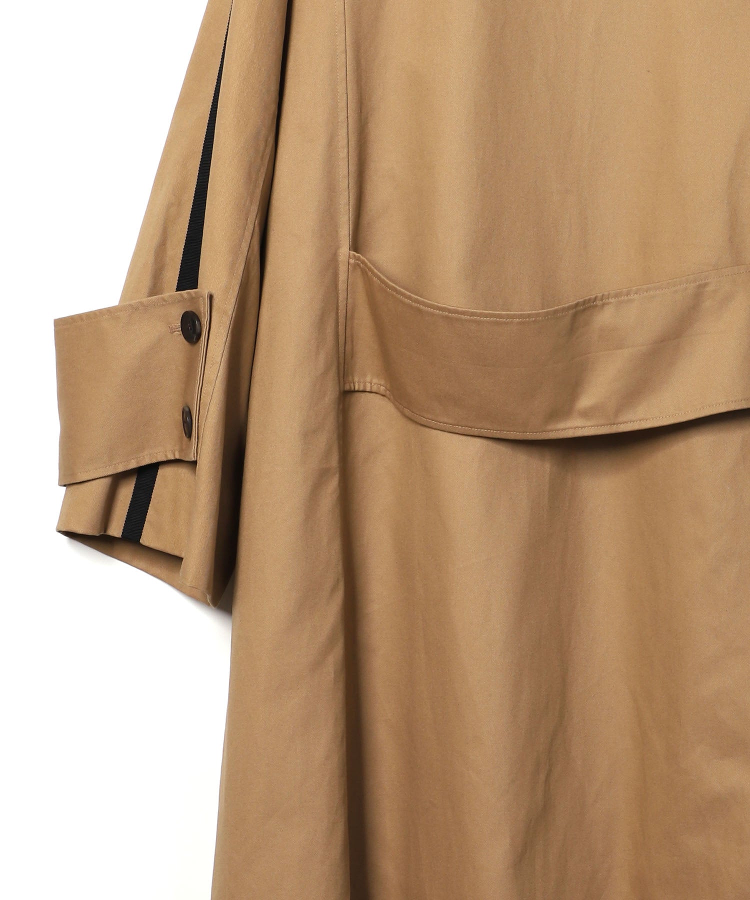 Color-matched piping no-collar coat