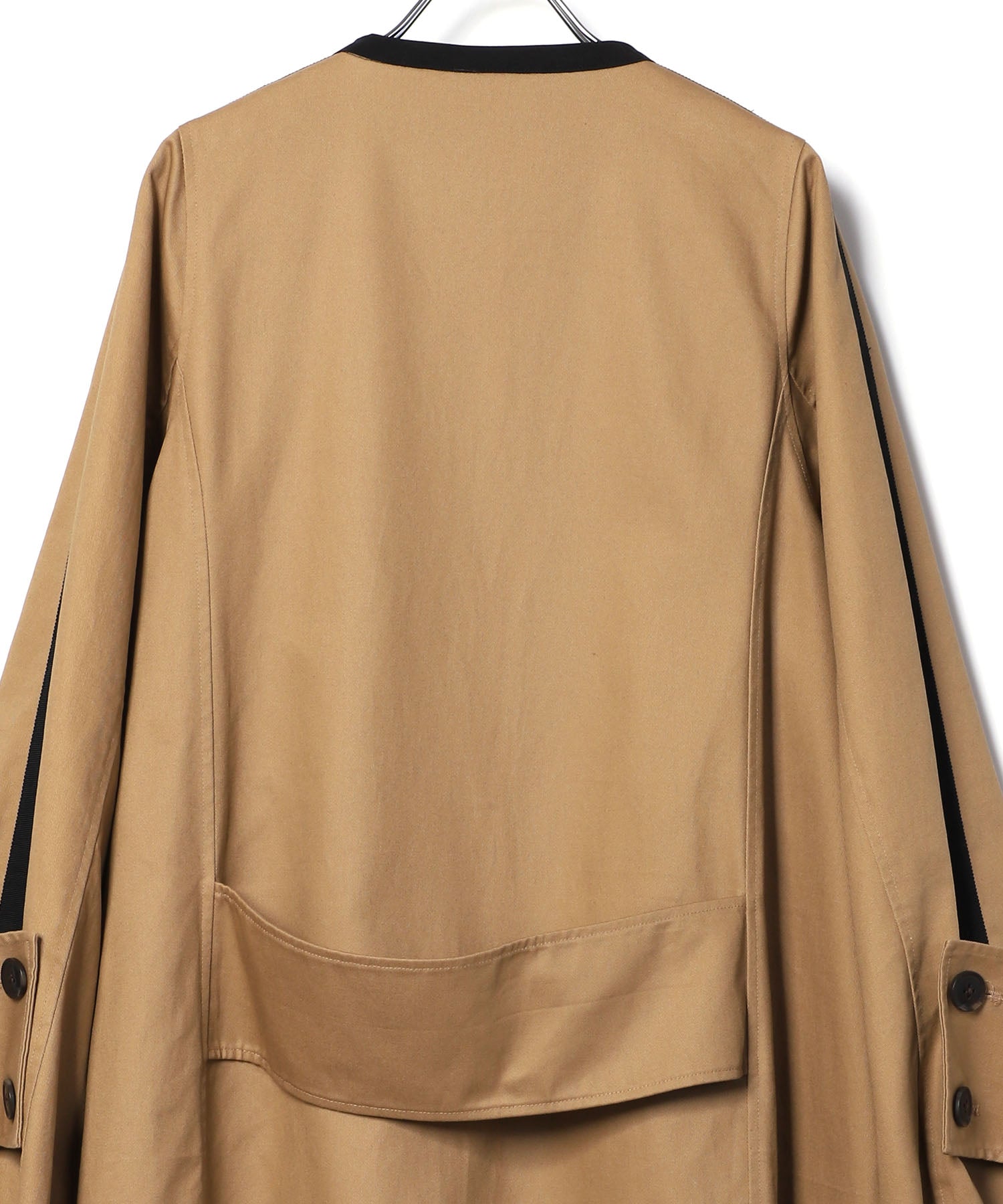 Color-matched piping no-collar coat