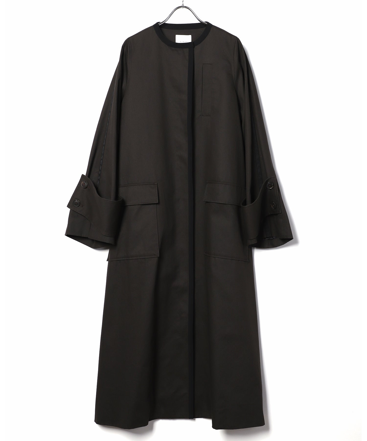 Color-matched piping no-collar coat
