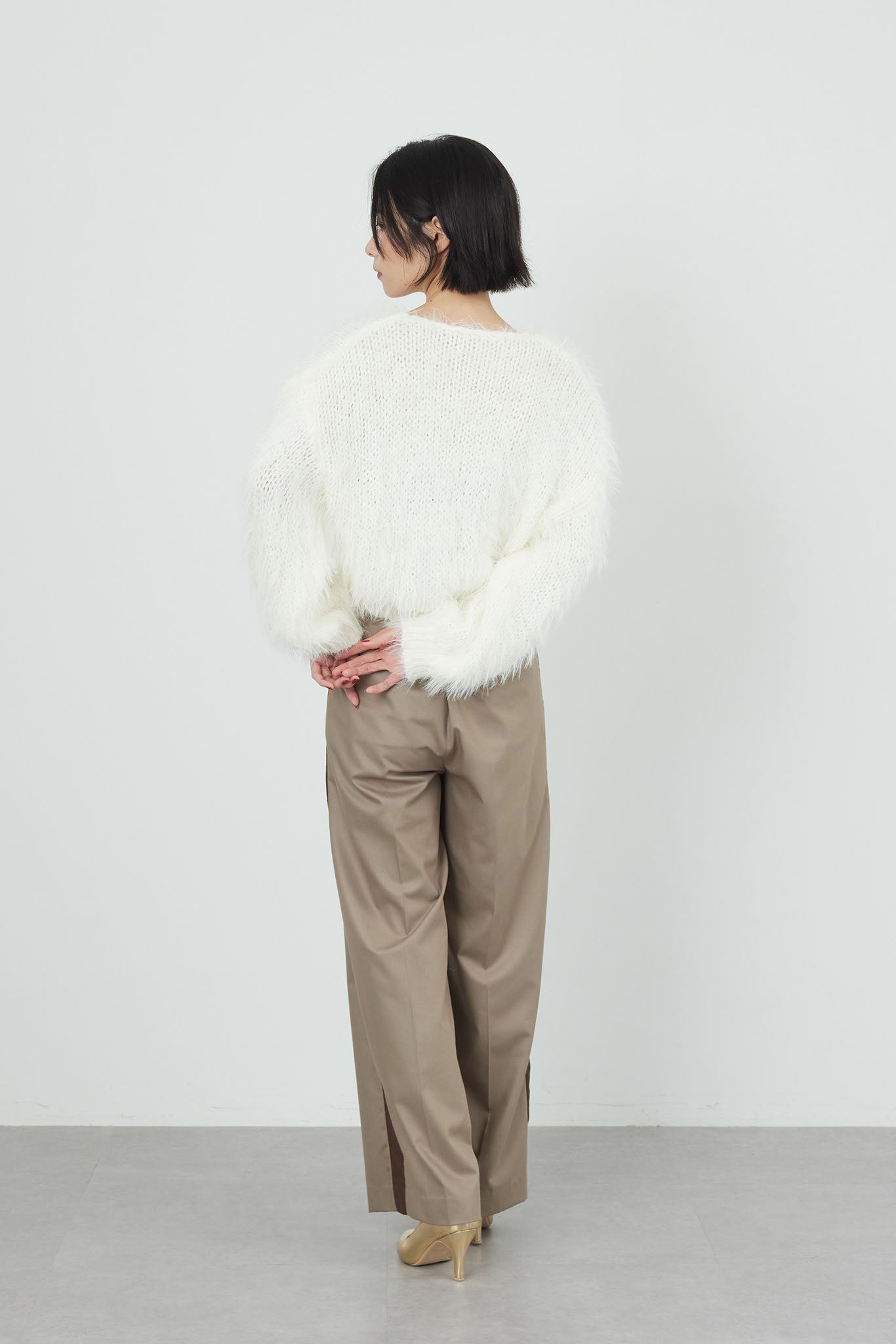 Vネックフェザーヤーンニット