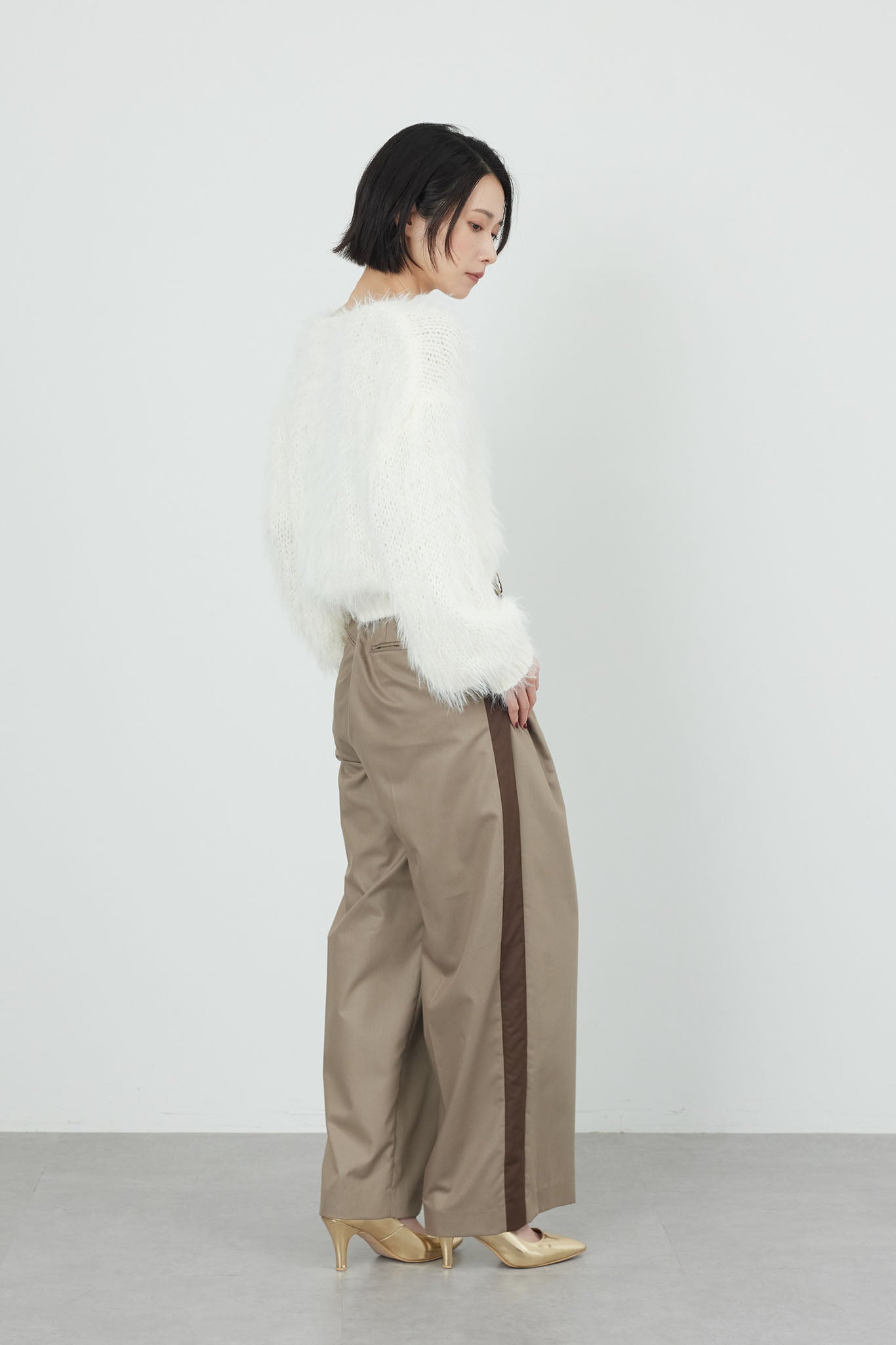 Vネックフェザーヤーンニット