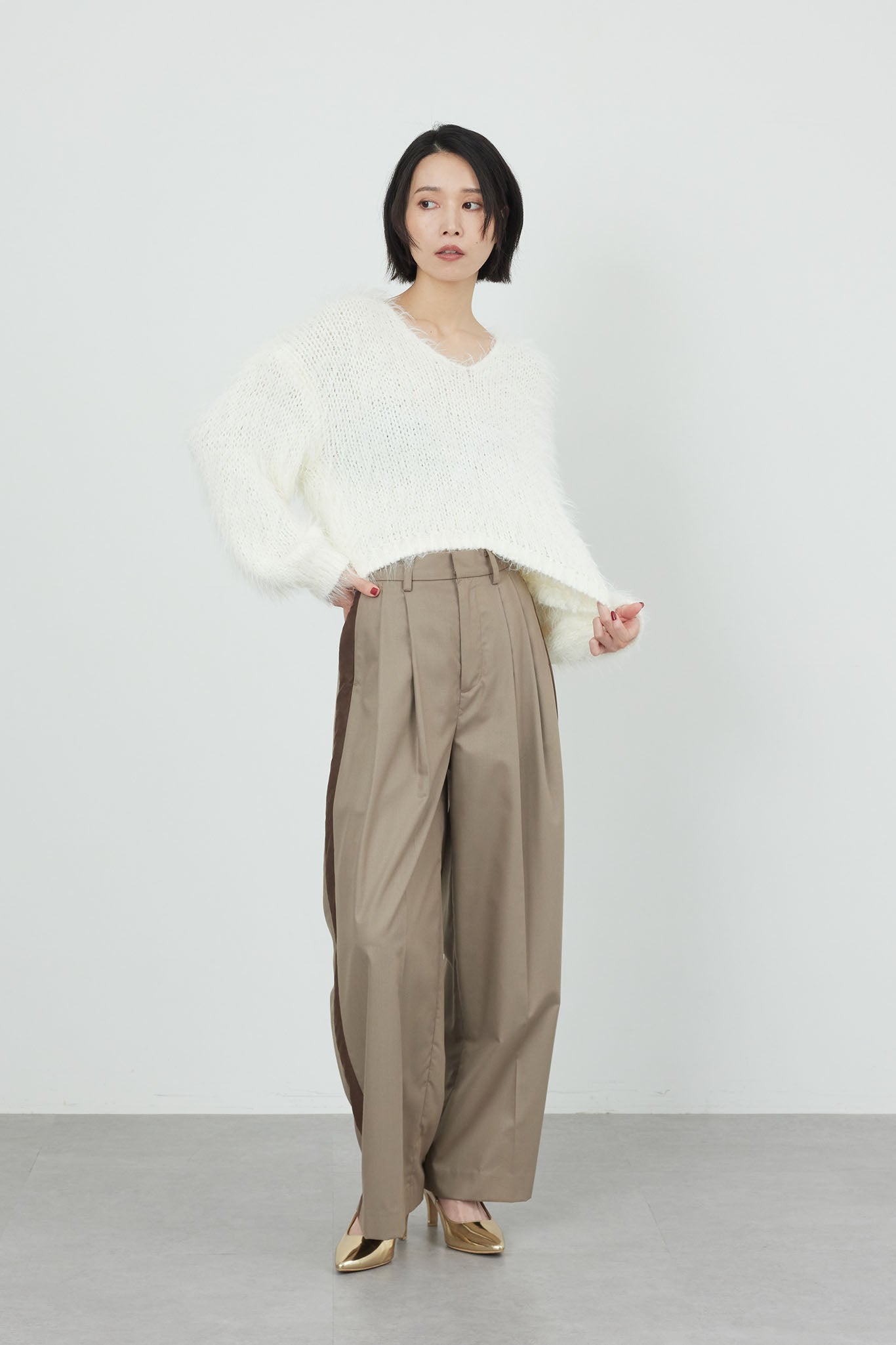 Vネックフェザーヤーンニット