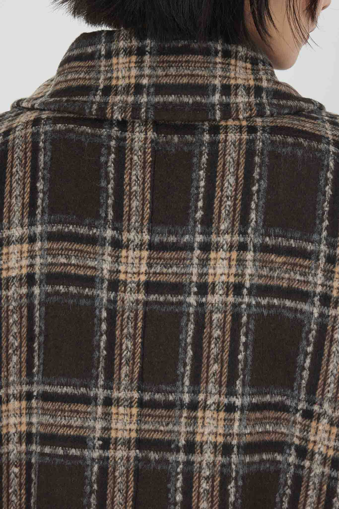 チェックピーコート