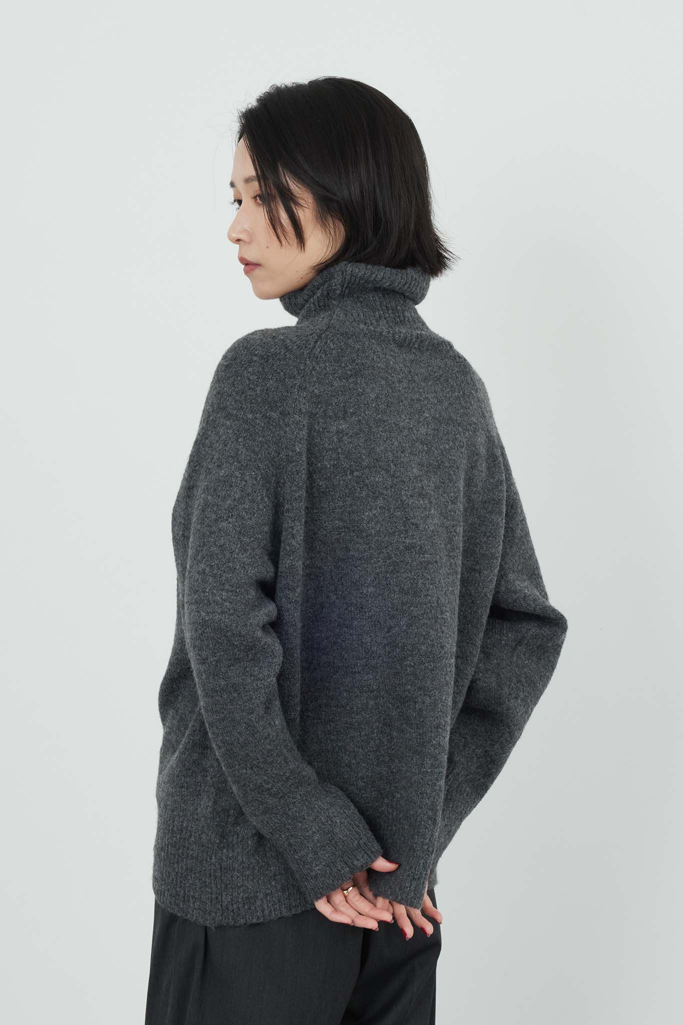 ハイネックモールヤーンニット