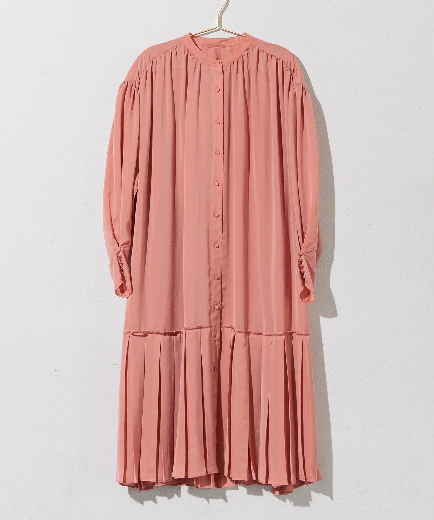 バックシャンプリーツワンピース